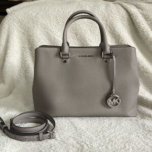 Beautiful grey Michael kors shoulder bag.